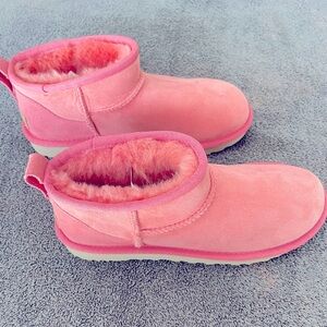 UGG Classic Mini Boot, NWOT: Size 7